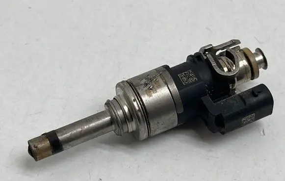 Porsche Macan (95B) Fuel injector 94611012830