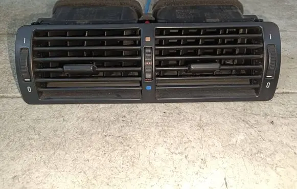 BMW 5 E39 Dash center air vent grill 8391179
