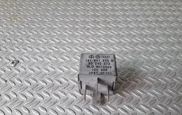 Volkswagen PASSAT B5.5 Other relay 141951253B 20240072