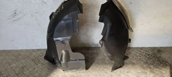 Front wheel arch liner splash guards