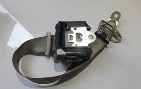 Middle seatbelt (rear)