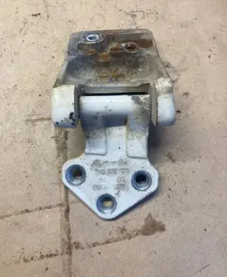 Volkswagen Transporter - Caravelle T5 Rear door lower hinge 7H0827154