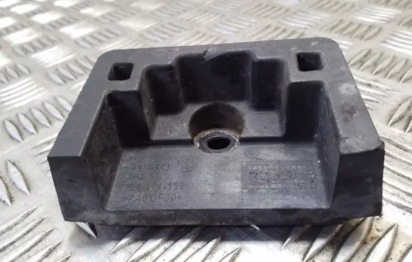 Volkswagen Touareg II Jacking socket point 7L8804123