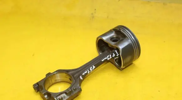 Volkswagen Golf IV Piston with connecting rod 06J
