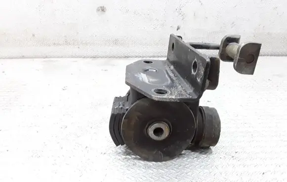 Mazda MPV Engine mount bracket