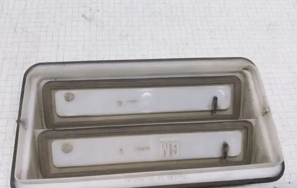 Opel Zafira B Quarter panel pressure vent 24430219 0728605A1