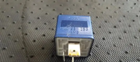 Volkswagen PASSAT B5.5 Other relay 8A0951253 899587