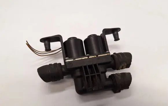 BMW 5 E60 E61 Coolant heater control valve 64116931708 64126927915