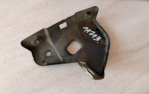 Seat Alhambra (Mk2) Fender mounting bracket 7N0821135A