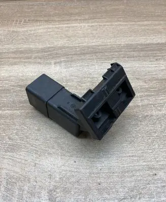 Volkswagen Golf V Glow plug pre-heat relay 038907281D 0522120504