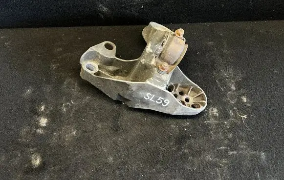 Volkswagen PASSAT B5.5 Engine mounting bracket 8E0199351