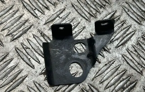 Fender mounting bracket