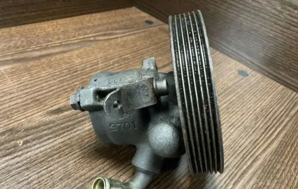 Citroen Berlingo Power steering pump 26059932 9627146880