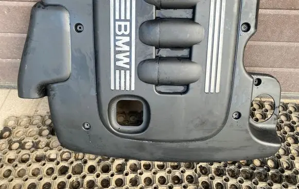 BMW 5 E60 E61 Engine cover (trim) 7789000
