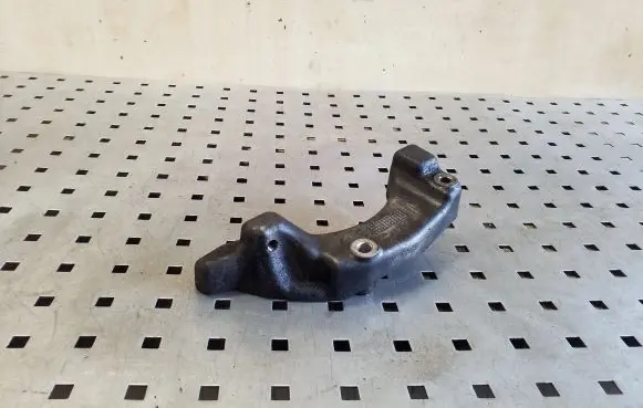 Volvo XC70 A/C compressor mount bracket 31401869