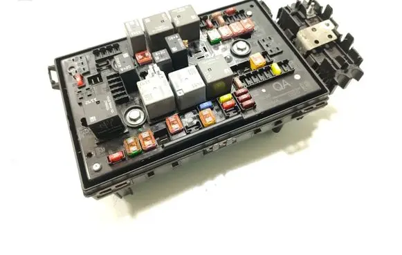 Opel Astra J Fuse module 13302309 1110008AA