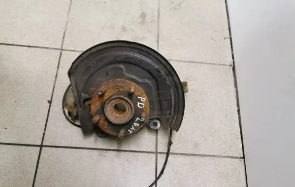 Nissan Leaf I (ZE0) Front wheel hub
