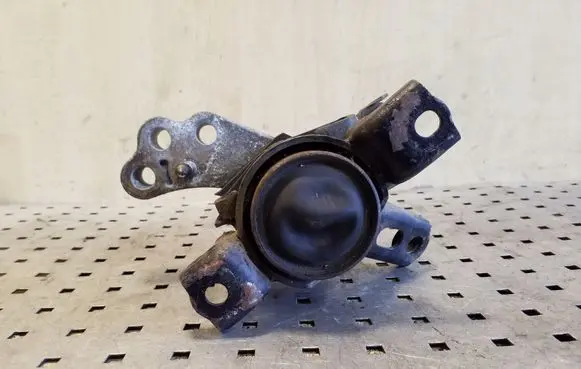 Toyota RAV 4 (XA30) Engine mount bracket