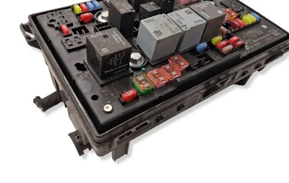 Opel Astra J Fuse module 13368639