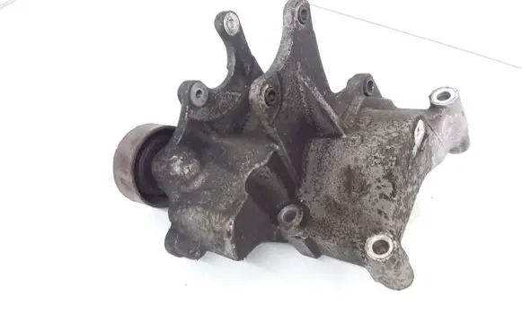 Hyundai Tucson JM Power steering pump mounting bracket JHI1