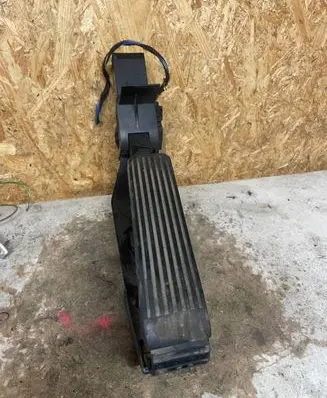 Mercedes-Benz E W211 Accelerator throttle pedal A2113000404