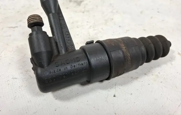 Volkswagen PASSAT B5 Clutch slave cylinder 8E0721257A