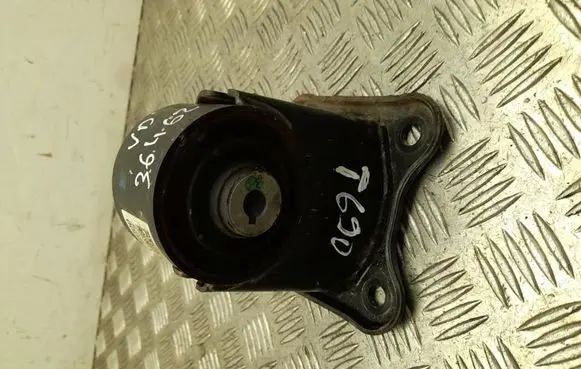 Engine mount bracket