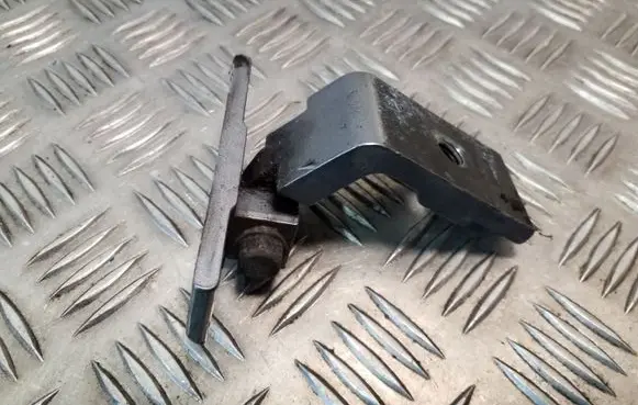 BMW 5 E60 E61 Rear door lower hinge 7068090