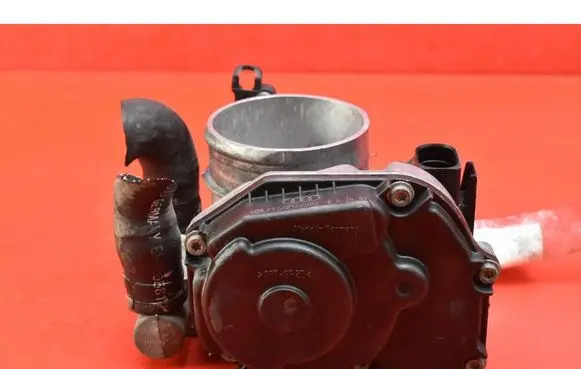 Volkswagen PASSAT B5 Throttle body valve 058133063H