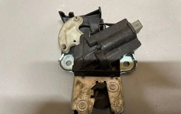 Volkswagen PASSAT CC Loading door lock 4F5827505D