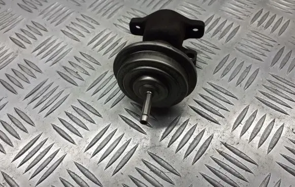 Volkswagen PASSAT B5 EGR valve 028131501E