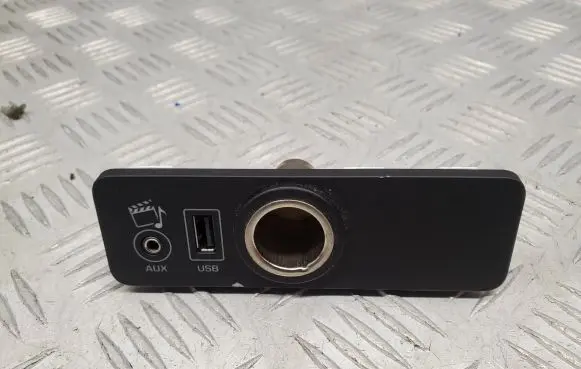 Jaguar XF USB socket connector 28339197