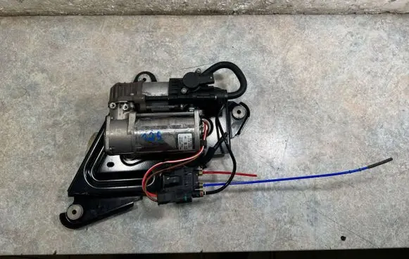 BMW i4 Air suspension compressor/pump 6894450 26071679 4430120011