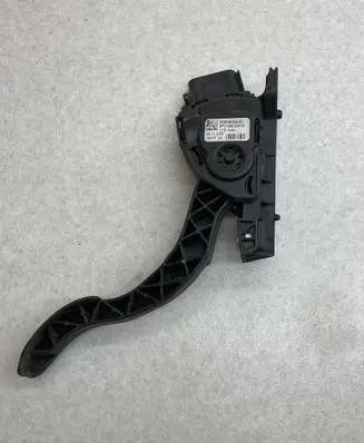 Accelerator throttle pedal