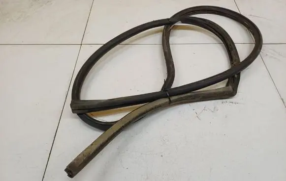Dodge Stratus Rubber seal rear door