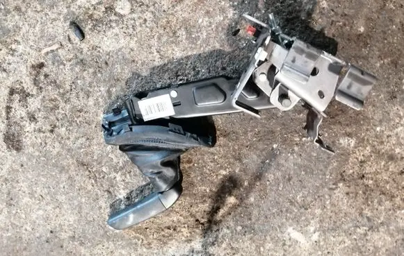 Handbrake/parking brake lever assembly
