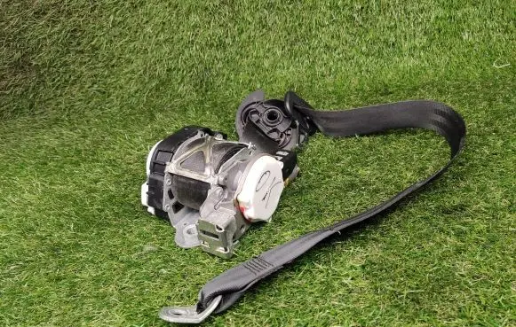 Volkswagen Jetta VI Front seatbelt 5C6857705B