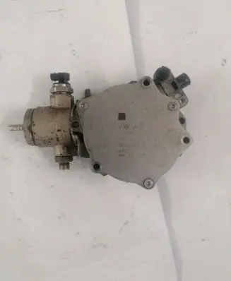 Volkswagen Scirocco Vacuum pump 06J145100G CCZ 161112
