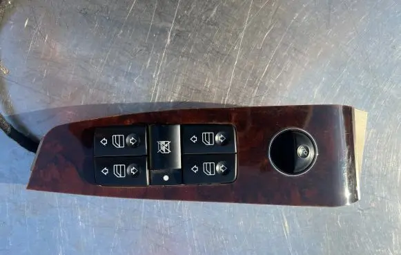 Mercedes-Benz S W220 Electric window control switch A2207270748 020505 DCW220