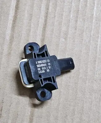 Mercedes-Benz GL X166 Airbag deployment crash/impact sensor A1668210351 56054084AA