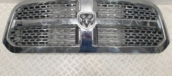 Dodge RAM 1500 DS Front bumper upper radiator grill