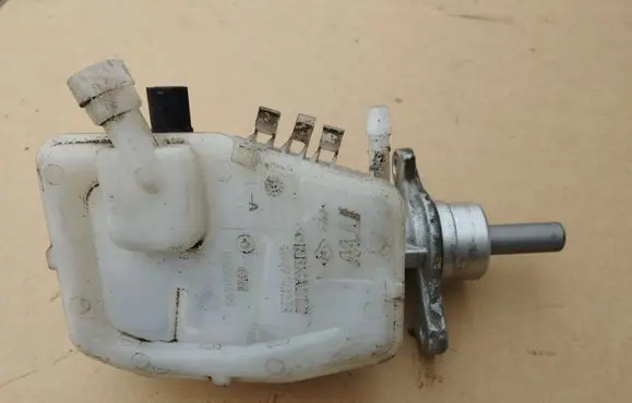 Renault Trafic III (X82) Master brake cylinder 460910323R 93868495