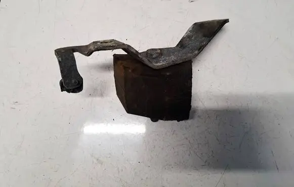 Volvo V70 Engine mounting bracket 8649902