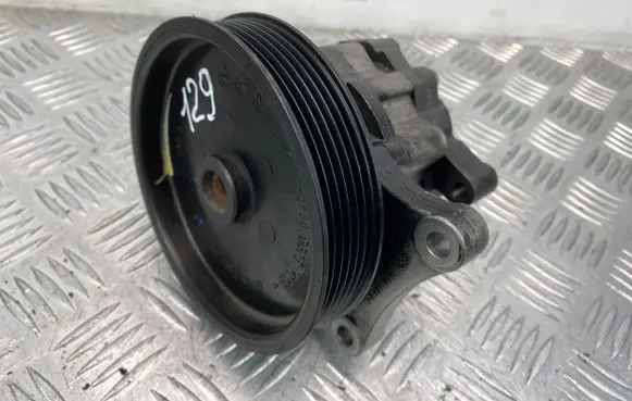 Mercedes-Benz E W212 Power steering pump A0064667601 7693957