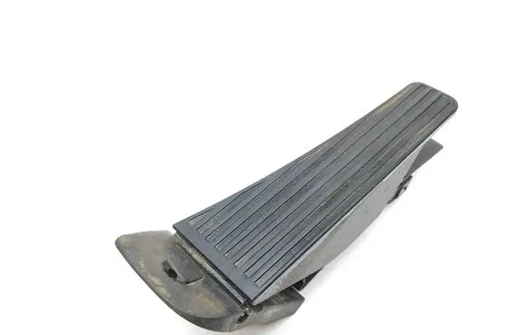 Accelerator throttle pedal