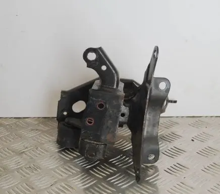 Toyota Verso-S Engine mount bracket