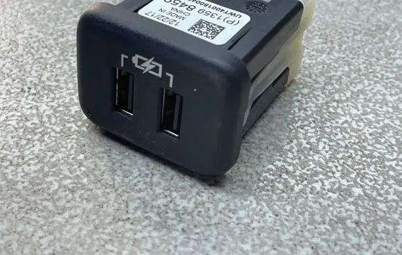 Opel Insignia B USB socket connector 13598459