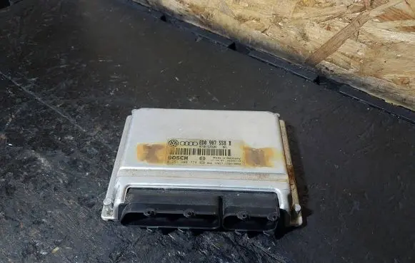 Volkswagen PASSAT B5 Engine control unit/module 8D0907558B 0261204774
