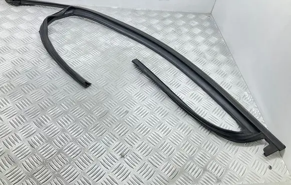 Audi Q3 8U Rubber seal front door window/glass 8U0837439A