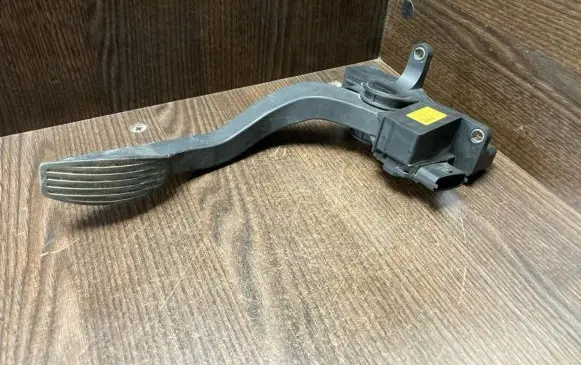Iveco Daily 4th gen Accelerator throttle pedal 0281002632 504061734